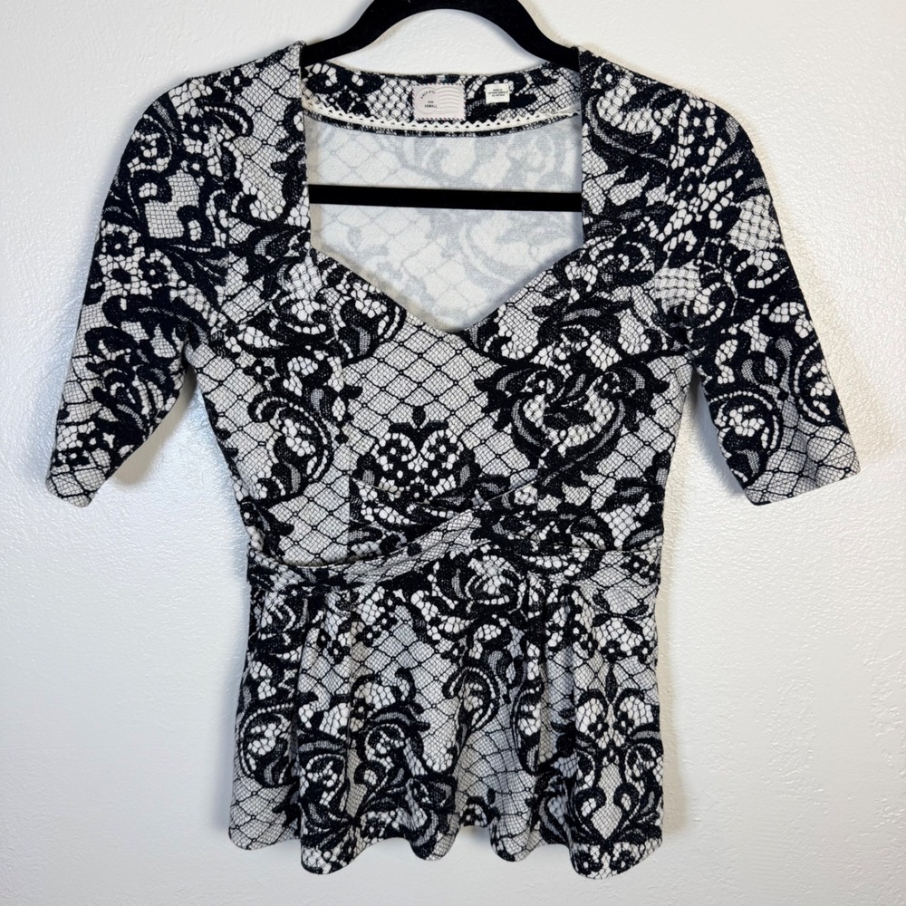 Anthropologie Postmark Women's XS Black White Lace Print Peplum Top 90s/Y2K